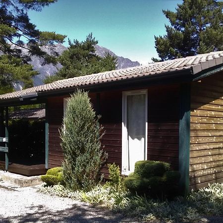 Vila Camping La Cascade Le Bourg-dʼOisans Exteriér fotografie