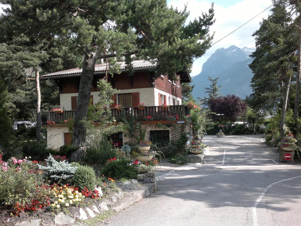 Vila Camping La Cascade Le Bourg-dʼOisans Exteriér fotografie