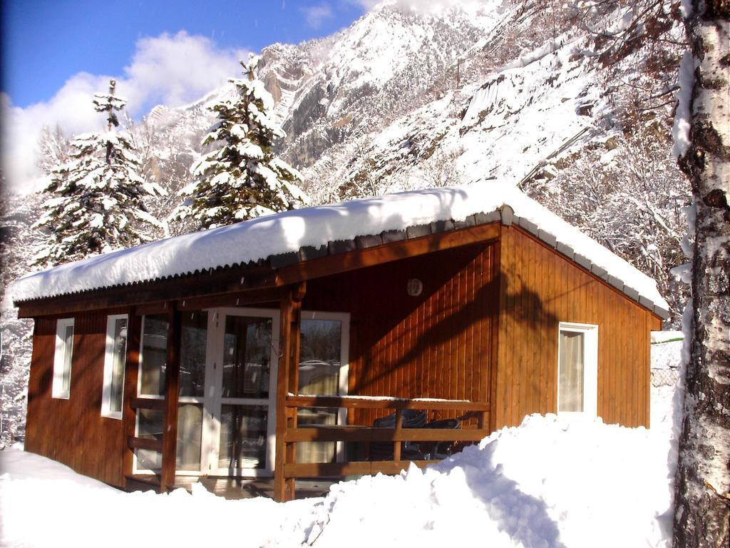 Vila Camping La Cascade Le Bourg-dʼOisans Exteriér fotografie