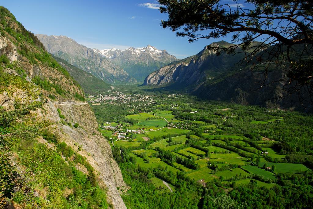 Vila Camping La Cascade Le Bourg-dʼOisans Exteriér fotografie