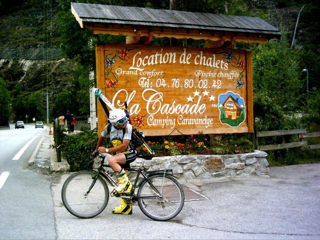 Vila Camping La Cascade Le Bourg-dʼOisans Exteriér fotografie