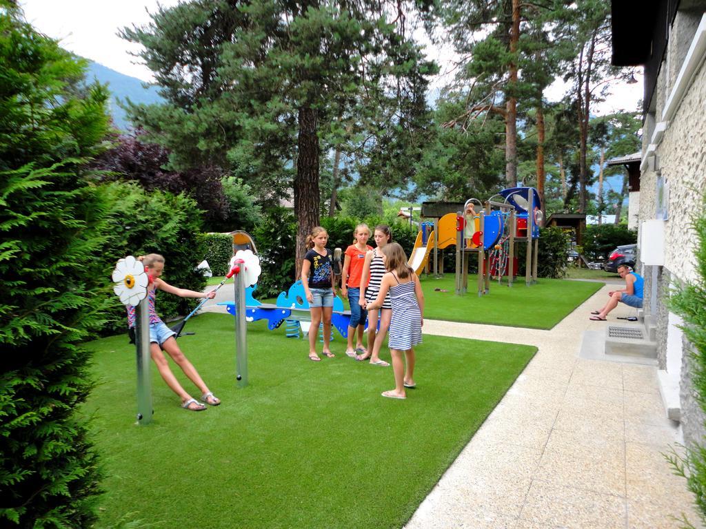 Vila Camping La Cascade Le Bourg-dʼOisans Exteriér fotografie