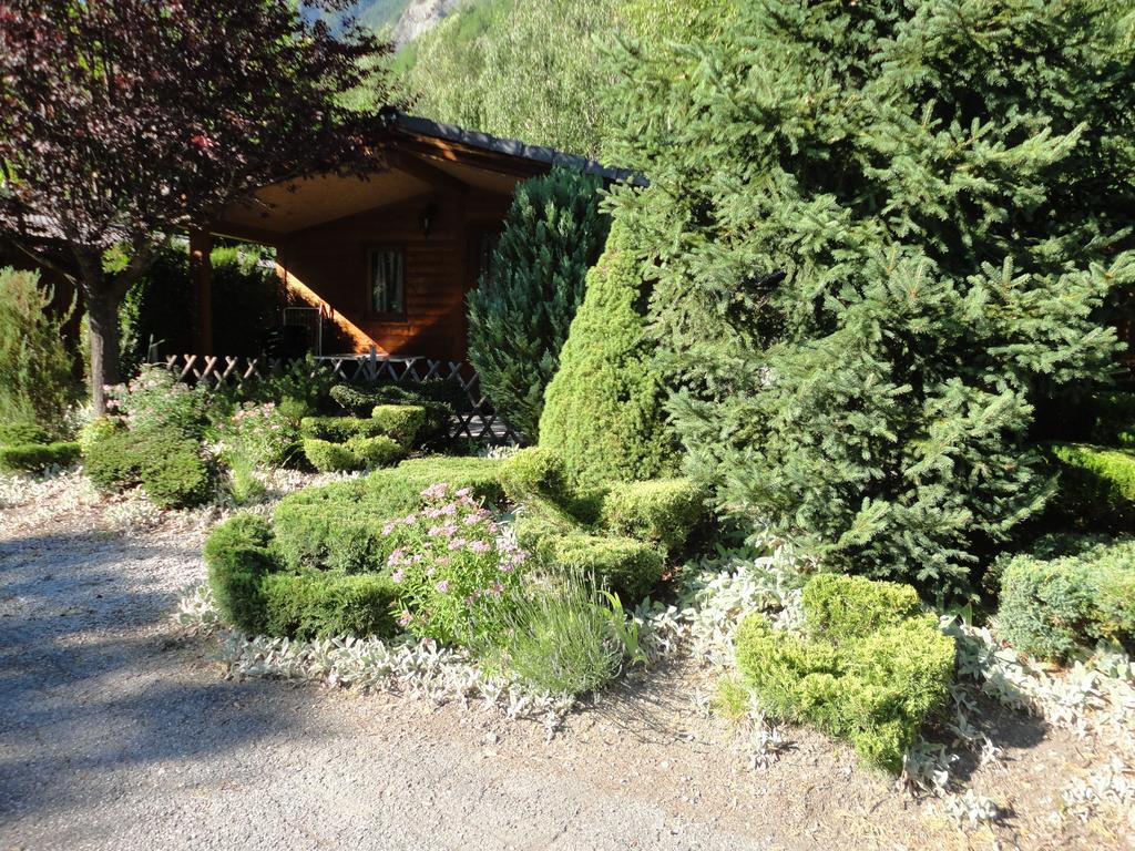 Vila Camping La Cascade Le Bourg-dʼOisans Exteriér fotografie